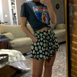 I 🖤 the 90’s.   Cutest daisy print skirt! Lined w pockets. Size small